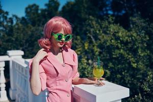 alegre mulher verde óculos glamour coquetel Diversão verão dia foto