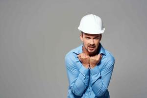 trabalhador masculino engenheiro dentro branco capacete emoções profissional foto