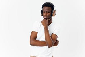 homem vestindo fones de ouvido sem fio tecnologia música luz fundo foto