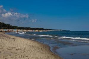 verão feriado panorama em a polonês báltico mar em uma ensolarado dia foto