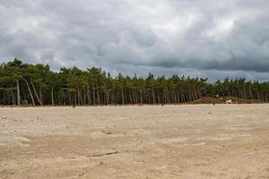 Largo de praia em a báltico mar dentro Polônia em uma verão nublado cinzento frio dia foto