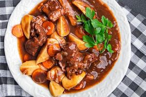 carne Bourguignon carne prato com legumes pronto para comer saudável refeição Comida lanche em a mesa cópia de espaço Comida fundo rústico foto