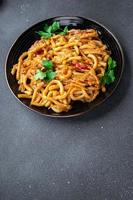 Macarrão com legumes tomate molho pronto para comer saudável refeição Comida lanche em a mesa cópia de espaço Comida fundo rústico topo Visão vegetariano vegano ou vegetariano foto