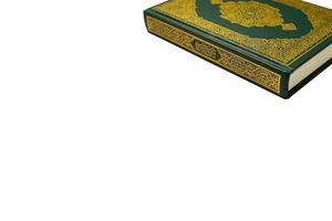 a piedosos al Alcorão com escrito árabe caligrafia significado do al Alcorão e rosário miçangas ou tasbih em branco fundo, isolado com cópia de espaço. foto