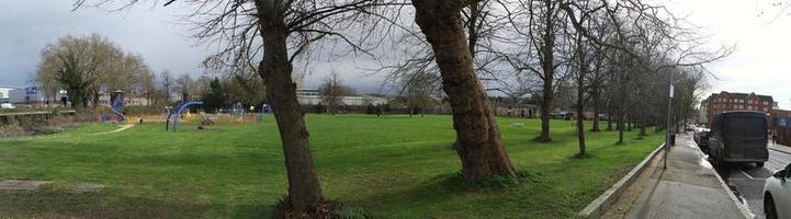 baixo ângulo Visão do local público parque. a imagem estava capturado às Wardown público parque do luton Cidade do Inglaterra Reino Unido durante uma frio e nublado tarde do 24 de março de 2023 foto