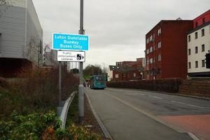 baixo ângulo Visão do britânico estrada e tráfego às luton Cidade do Inglaterra Reino Unido. a imagem estava capturado às central luton cidade durante uma frio e nublado tarde do 01 de abril de 2023 foto