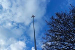 baixo ângulo Visão do local público parque e lindo árvores uma Claro e frio dia do 22 de março de 2023 às luton Cidade do Inglaterra Reino Unido. foto