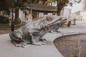 metal rã a partir de a fonte dentro a cidade do lebork dentro Polônia foto