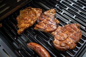 carne de porco pescoço grelhado em uma gás grade. fechar-se foto