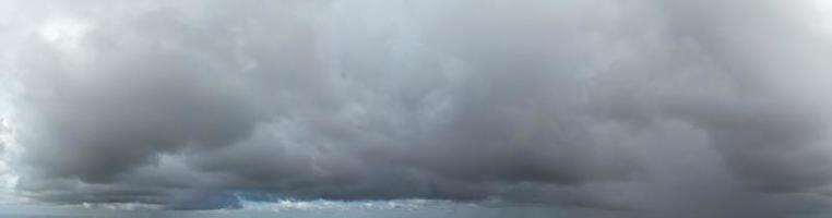 dramático e chuva nuvens sobre Inglaterra foto