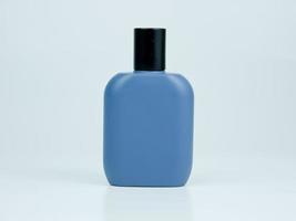 azul perfume garrafa brincar com Preto boné isolado em branco foto