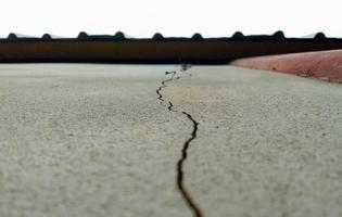 rachado concreto parede, longitudinal, baixo padrão construção foto