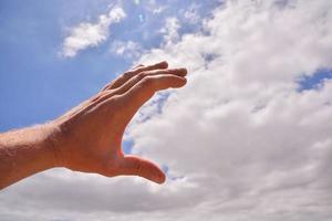 mão sobre a nuvens foto