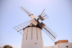 tradicional moinho de vento em tenerife foto