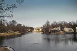 outono panorama do a parque dentro Varsóvia dentro Polônia com uma Palácio em a água dentro a fundo foto