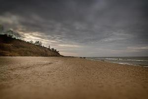 calma panorama do a de praia em a polonês báltico mar em uma nublado fevereiro dia foto