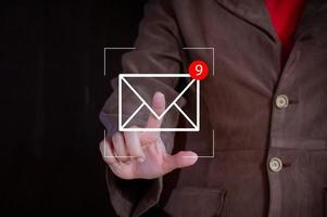 Novo o email notificação conceito para o negócio o email comunicação e digital marketing. o negócio pessoas toque em o email dentro virtual tela. foto