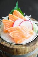 sashimi de salmão fresco cru foto