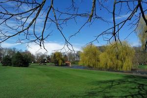 baixo ângulo Visão do local público parque e lindo árvores uma Claro e frio dia do 22 de março de 2023 às luton Cidade do Inglaterra Reino Unido. foto