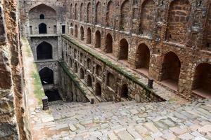 agrasen ki baoli - degrau bem situado no meio de connaught, localizado em nova delhi índia, antiga construção de arqueologia antiga foto