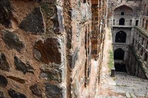 agrasen ki baoli - degrau bem situado no meio de connaught, localizado em nova delhi índia, antiga construção de arqueologia antiga foto