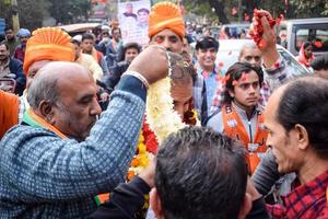 Délhi, Índia, marcha 02 2023 -bharatiya janata festa - bjp apoiante durante mega estrada mostrar dentro Apoio, suporte do bjp candidato pankaj luthara para Arquivo nomeação papéis adiante do mcd local corpo eleições 2022 foto