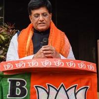 Novo Délhi, Índia - marcha 27 2023 - piyush goyal gabinete ministro e testemunho membro do bharatiya janata festa - bjp durante uma comício dentro Apoio, suporte do bjp candidato adiante do mcd local corpo eleições 2022 foto