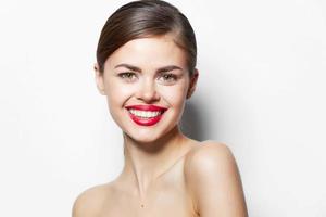 atraente mulher vermelho lábios sorrir descoberto ombros Claro pele aparência foto