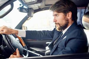 barbudo homem dentro uma terno dentro uma carro uma viagem para trabalhos rico foto