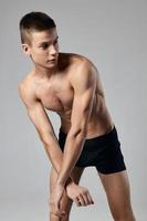 homem dentro calção inclinou-se frente esporte ginástica calcinhas modelo foto