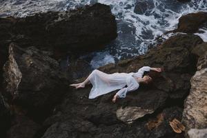 mulher dentro branco Casamento vestir em mar costa molhado cabelo inalterado foto