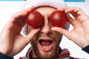 uma homem dentro uma santa chapéu Natal decorações feriado fechar-se foto