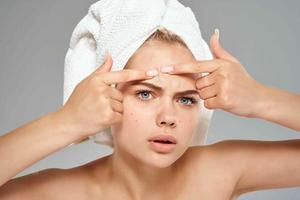 bonita mulher com toalha em cabeça pele Cuidado dermatologia higiene foto
