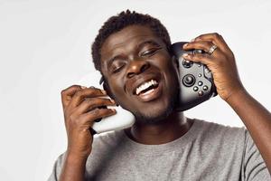 alegre masculino de aparência africana controle vídeo jogos entretenimento tecnologia foto