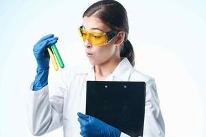 fêmea laboratório assistente químico solução análises biologia profissional foto
