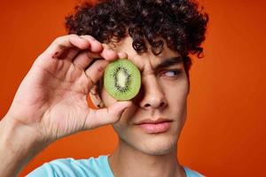 homem com encaracolado cabelo hera fruta saudável Comida foto