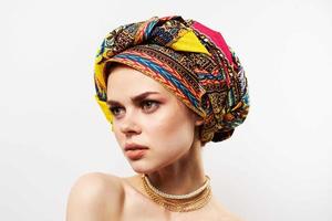 alegre bonita mulher multicolorido turbante africano estilo fechar-se foto