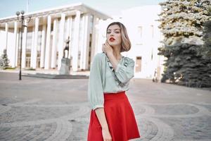 fofa Loiras menina dentro vermelho saia ao ar livre posando andar foto