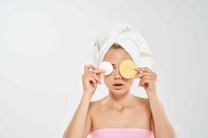 bonita mulher com toalha em cabeça saúde limpar \ limpo pele dermatologia limpeza foto