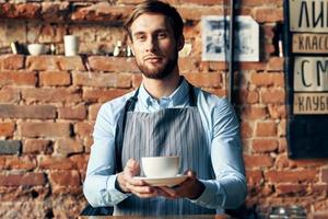 masculino garçom avental café copo profissional trabalhos estilo de vida foto