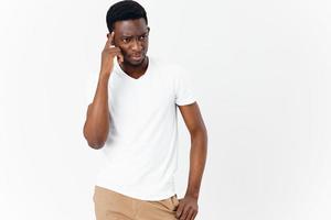 homem do africano aparência dentro branco camiseta sério Veja emoções foto