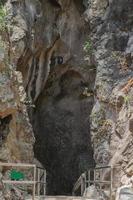 Entrada para a caverna dentro khao bin caverna Ratchaburi província, dentro lá estão estalagmites. foto