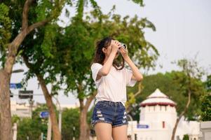 lindo jovem ásia turista mulher em período de férias passeios turísticos e explorando Bangkok cidade, tailândia, feriados e viajando conceito foto