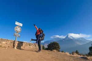 uma jovem viajante caminhada dentro poon Colina Visão ponto dentro ghorepani, Nepal foto