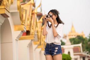 lindo jovem ásia turista mulher em período de férias passeios turísticos e explorando Bangkok cidade, tailândia, feriados e viajando conceito foto