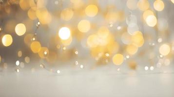amarelo dourado bokeh luzes em luz cinzento textura para Natal foto