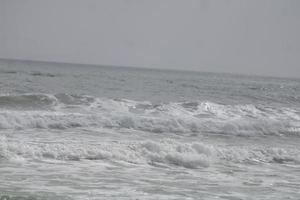 ondas falhando em a Beira Mar foto