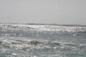 ondas falhando em a Beira Mar foto