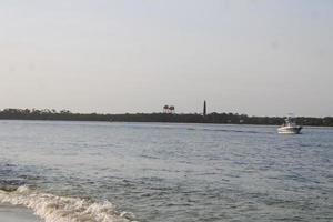 ondas falhando em a Beira Mar foto