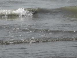 foto do natural panorama Visão do lindo inverno de praia e mar em uma ensolarado dia dentro cox's bazar, Bangladesh. viagem e período de férias.